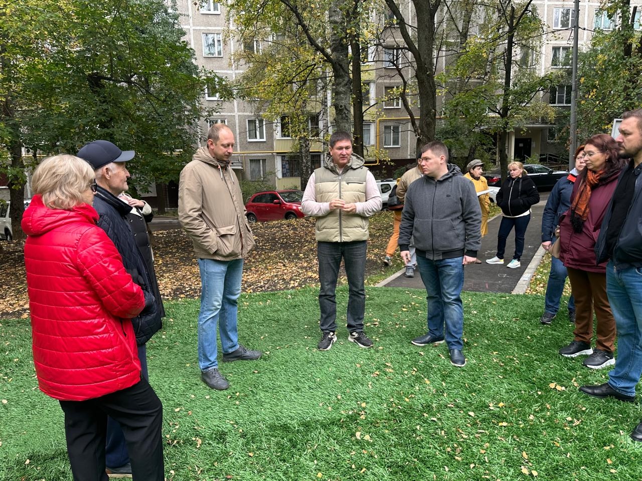 Обход территорий района провел глава управы Чертанова Северного Александр Демин. Фото: официальная страница управы района Чертаново Северное в социальных сетях