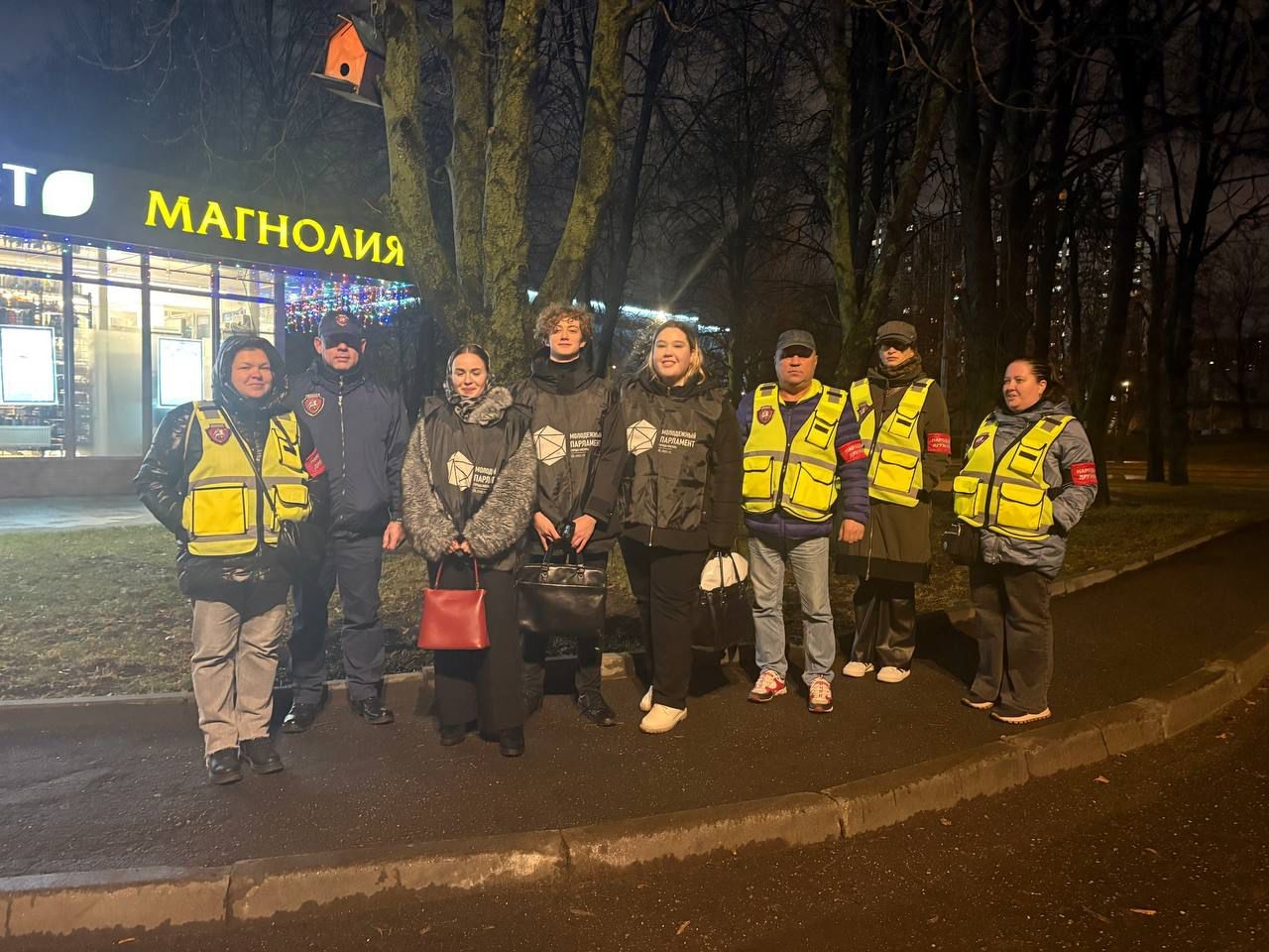 Участие в обходе района для выявления правонарушений приняли активисты Молодежной палаты Чертанова Северного. Фото: официальная страница Молодежной палаты района Чертаново Северное в социальных сетях