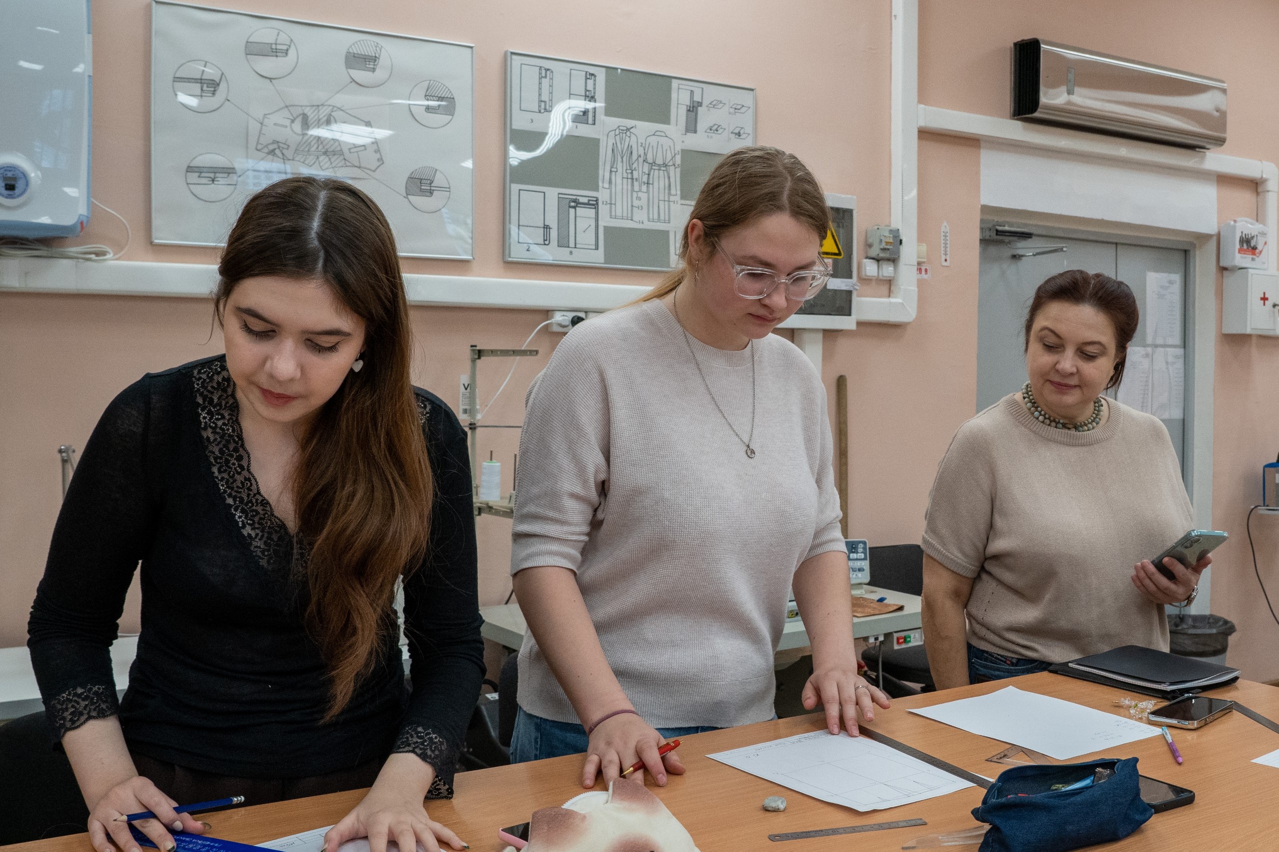 Состязания по созданию одежды провели между студентами Технологического колледжа №34. Фото: официальная страница Технологического колледжа №34 в социальных сетях