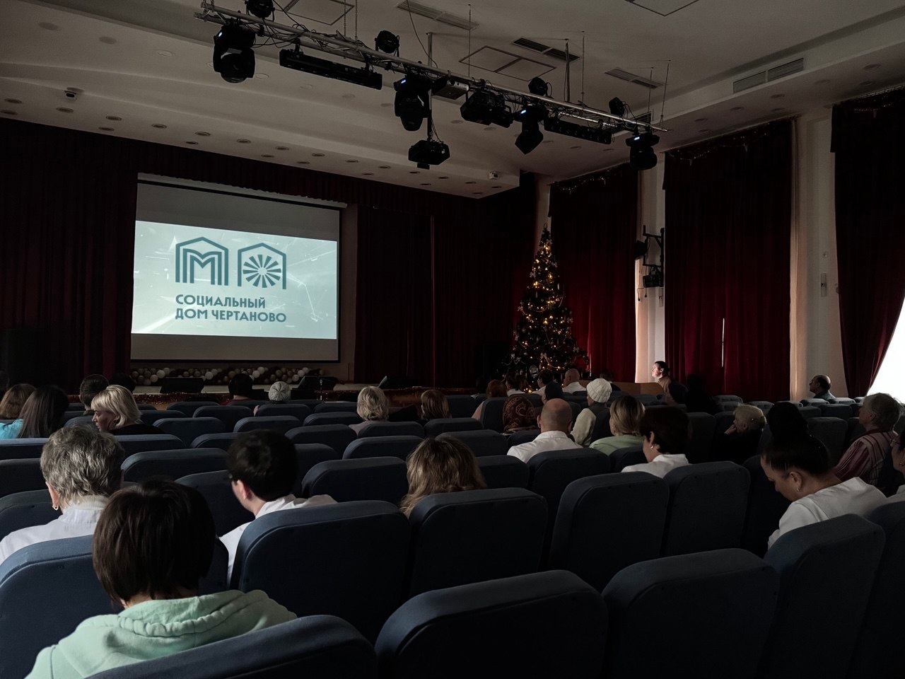 Собрание с родственниками своих подопечных организовали сотрудники Социального дома «Чертаново». Фото: официальная страница Социального дома «Чертаново» в социальных сетях