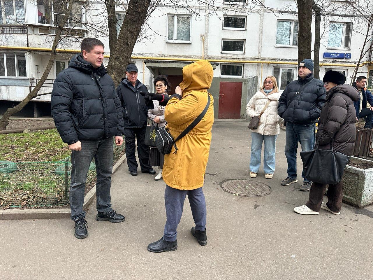 Главы управы района Чертаново Северное провели территориальный обход. Фото: официальная страница управы района Чертаново Северное в социальных сетях