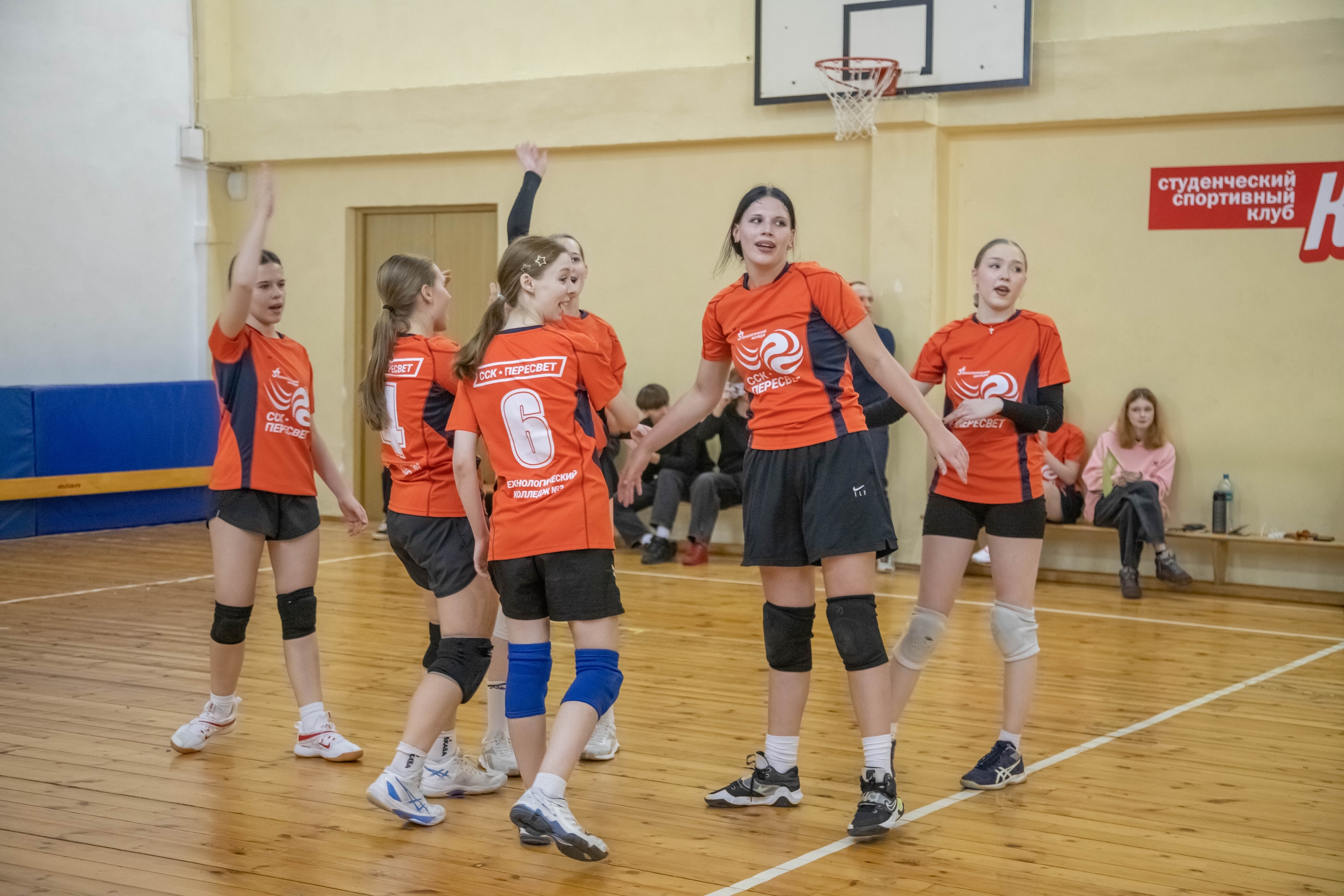 Волейболистки ТК №34 приняли участие в матче против спортсменок ССК «Эллада». Фото: официальная страница Технологического колледжа №34 в социальных сетях