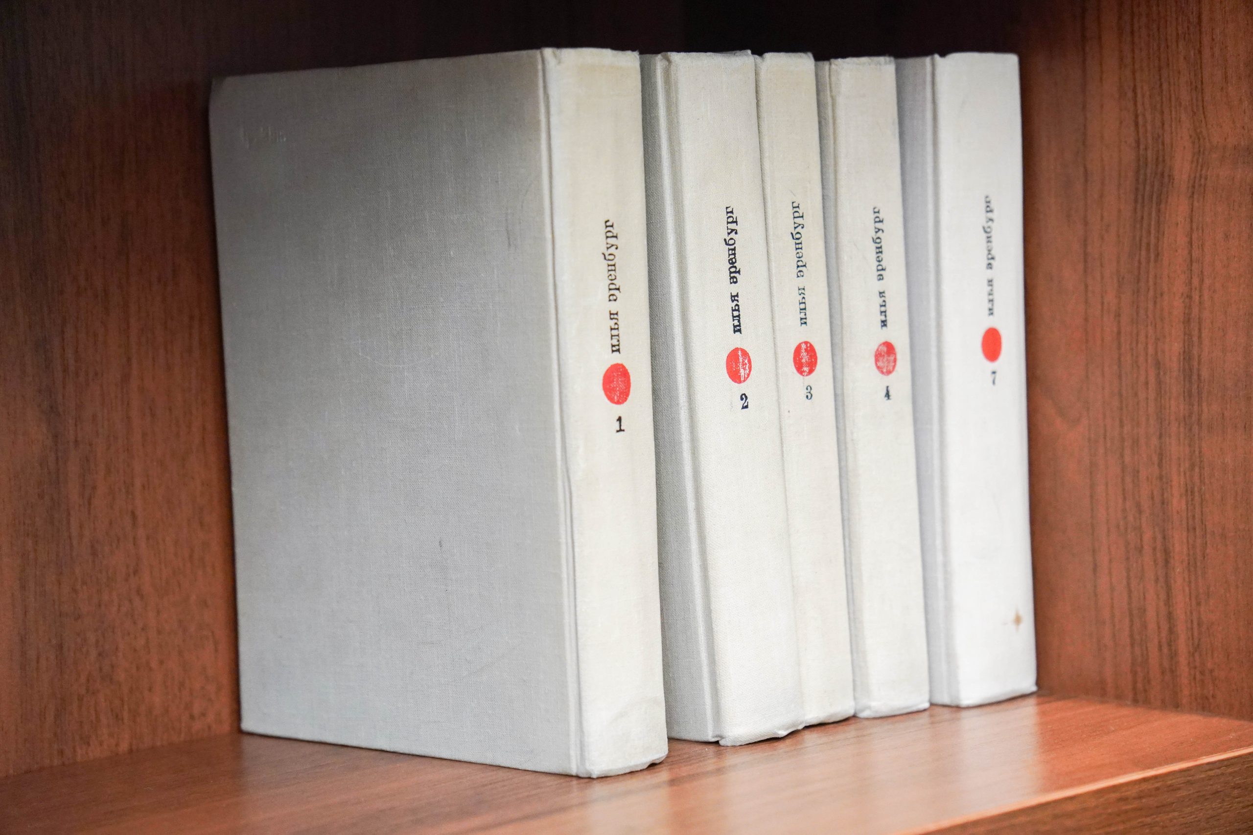 Литературную выставку «Книги лауреатов литературных премий» открыли в библиотеке №151. Фото: Ксения Догонашева, «Вечерняя Москва»