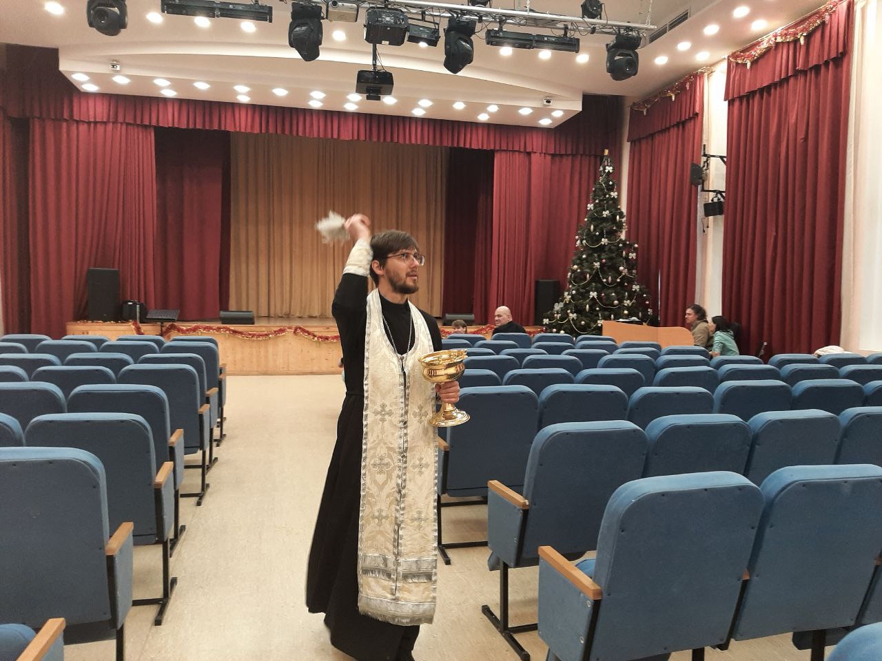 Богослужение и чин Великого освящения воды прошли в Социальном доме «Чертаново». Фото: официальная страница Социального дома «Чертаново» в социальных сетях